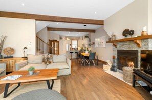 Smart TV, fireplace, stereo