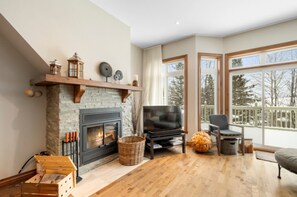 Smart-TV, Kamin, Stereoanlage