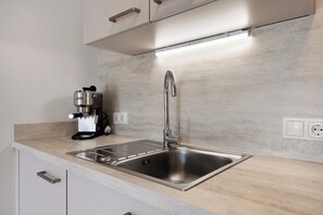 Kjøleskap, kokeplater, oppvaskmaskin og kaffetrakter/tekoker