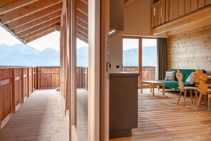 Un intérieur en bois avec un balcon, un canapé et une table.