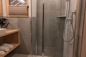 Douche, sèche-cheveux, serviettes fournies