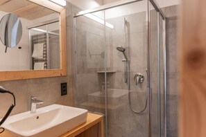 Dusche, Haartrockner, Handtücher