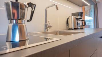 Frigorífico, horno, placa de cocina y lavavajillas