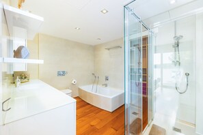 Shower, hair dryer, towels - 'Ponent' Apartment with Sea Views, Wi-Fi and Air Conditioning (Portocolom)