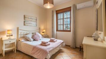 3 slaapkamers, een strijkplank/strijkijzer, gratis wifi, beddengoed