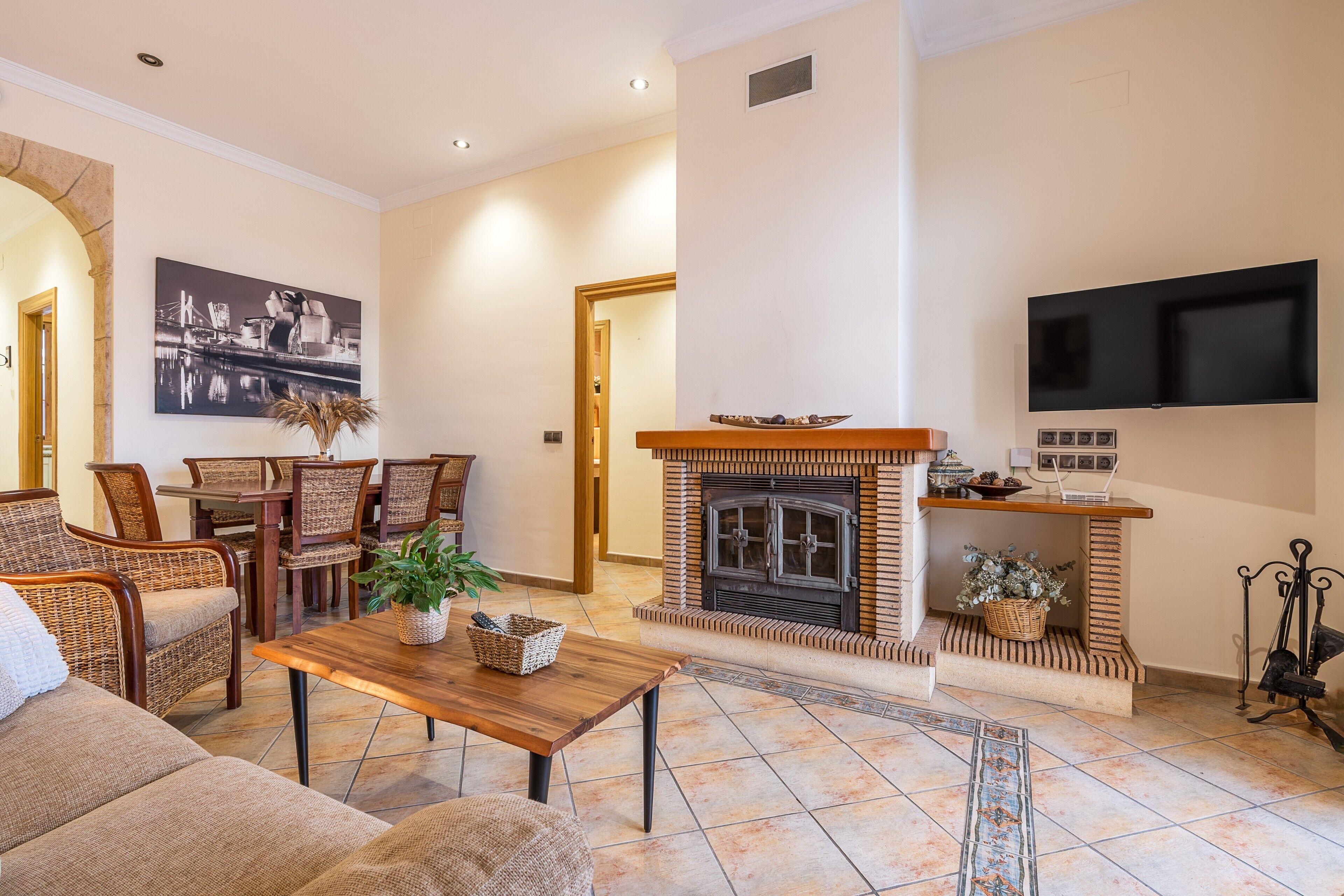 Een televisie en een open haard