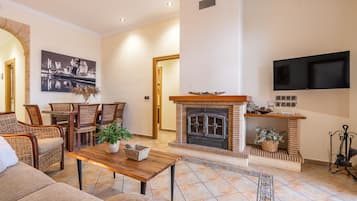 Een televisie en een open haard