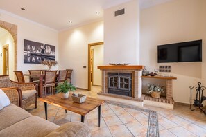 Televisión y chimenea 