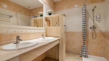 Douche, sĂšche-cheveux, serviettes fournies