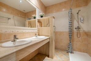 Regadera, secadora de cabello, toallas 