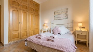 3 slaapkamers, een strijkplank/strijkijzer, gratis wifi, beddengoed