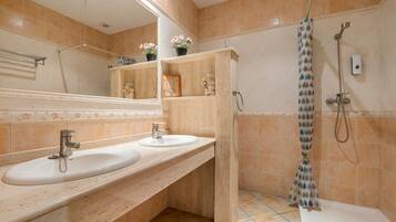 Een douche, een haardroger, handdoeken