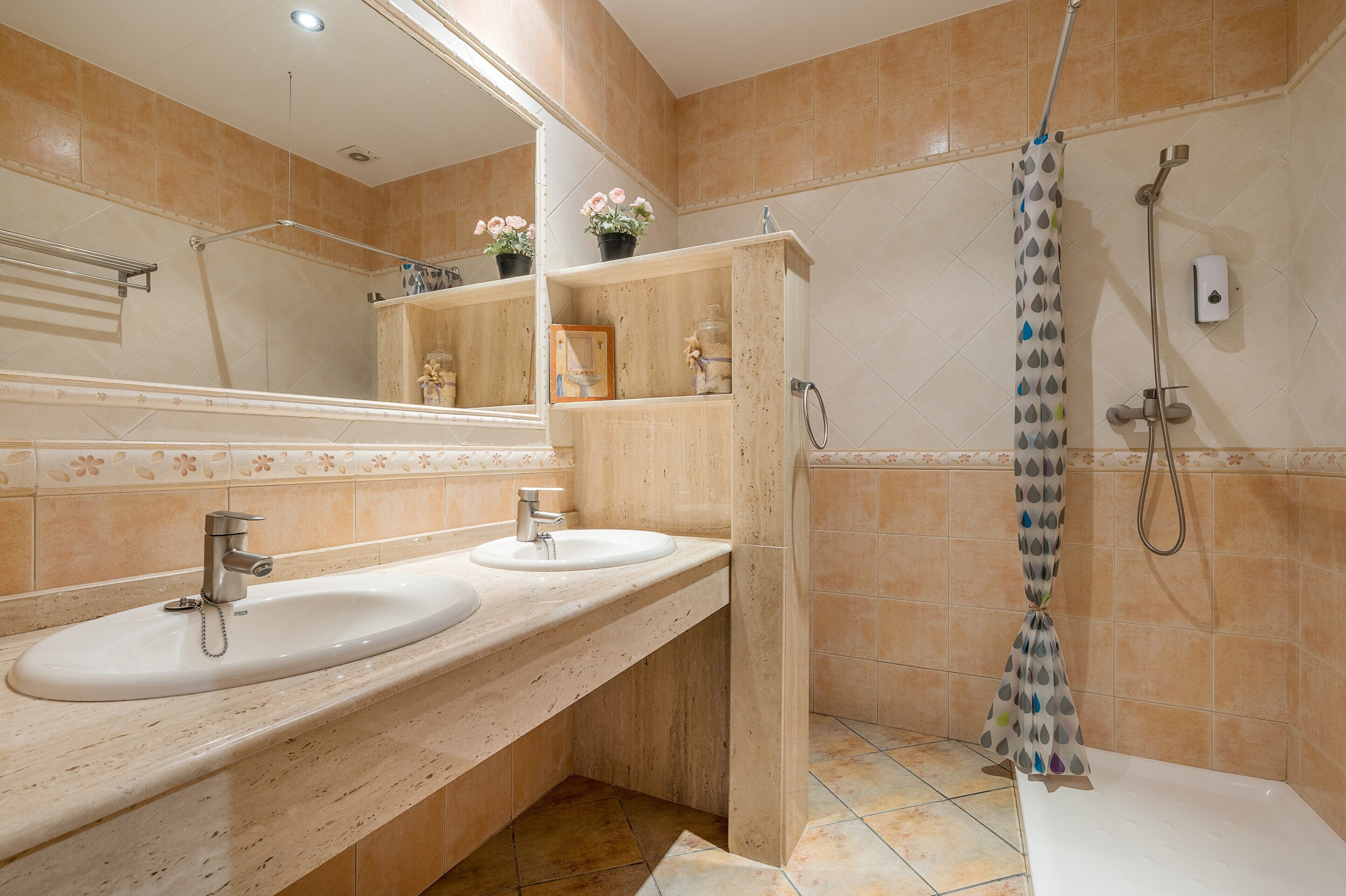 Ducha, secador de pelo, toallas