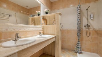 Ducha, secador de pelo, toallas