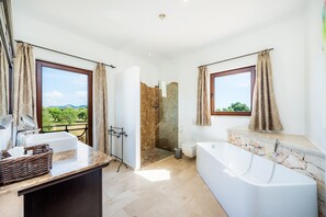 Een douche, een haardroger, handdoeken