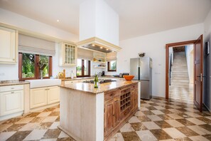 Fridge, microwave, oven, stovetop - Country House 'Fortuna' with Mountain View, Private Pool and Wi-Fi (Manacor)