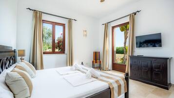 5 bedrooms, iron/ironing board, free WiFi, bed sheets