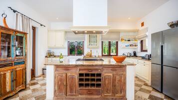 Kylskåp, mikrovågsugn, ugn och spishäll