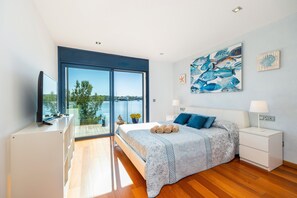 3 bedrooms, iron/ironing board, free WiFi, bed sheets - Apartment 'Llevant' with Sea View, Wi-Fi and Air Conditioning (Portocolom)