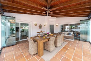 Outdoor dining - Villa 'Hakuna Matata' with Sea View, Wi-Fi and Air Conditioning (Marbella)