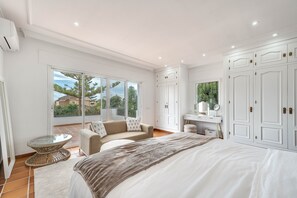 5 bedrooms, iron/ironing board, free WiFi, bed sheets - Villa 'Hakuna Matata' with Sea View, Wi-Fi and Air Conditioning (Marbella)