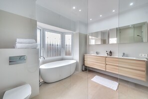 Shower, towels - Villa 'Hakuna Matata' with Sea View, Wi-Fi and Air Conditioning (Marbella)