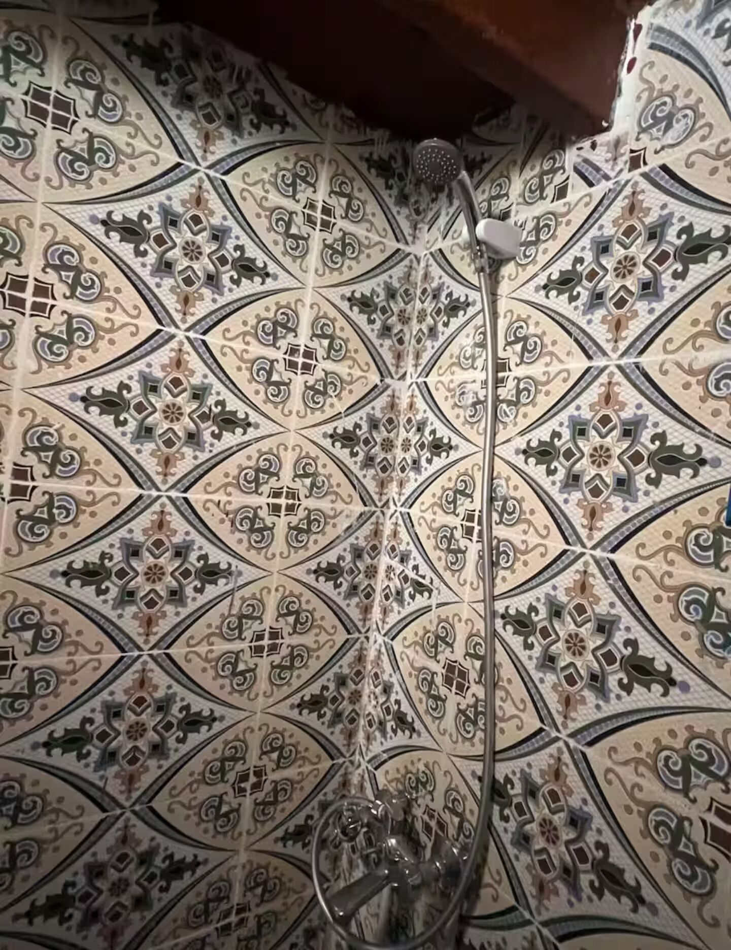 Dusch, handdukar, tvål och toalettpapper