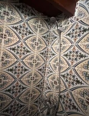 تجهيزات دش، مناشف، صابون، ورق حمّام