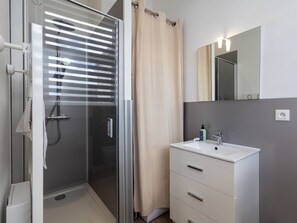 Shower, hair dryer, towels