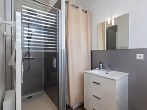 Dusche, Haartrockner, Handtücher