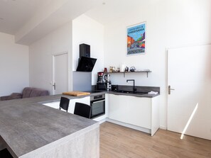 Een koelkast, een microgolfoven, een oven, een kookplaat