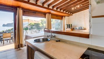 Een koelkast, een magnetron, een vaatwasser