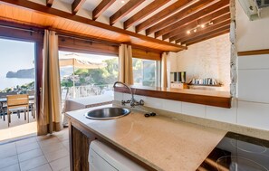 Een koelkast, een magnetron, een vaatwasser