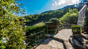 A stone staircase leading to a terrace with a view of a mountainous landscape. - Holiday Home 'Cala Deia' with Sea View, Wi-Fi and Air Conditioning (Illes Balears)