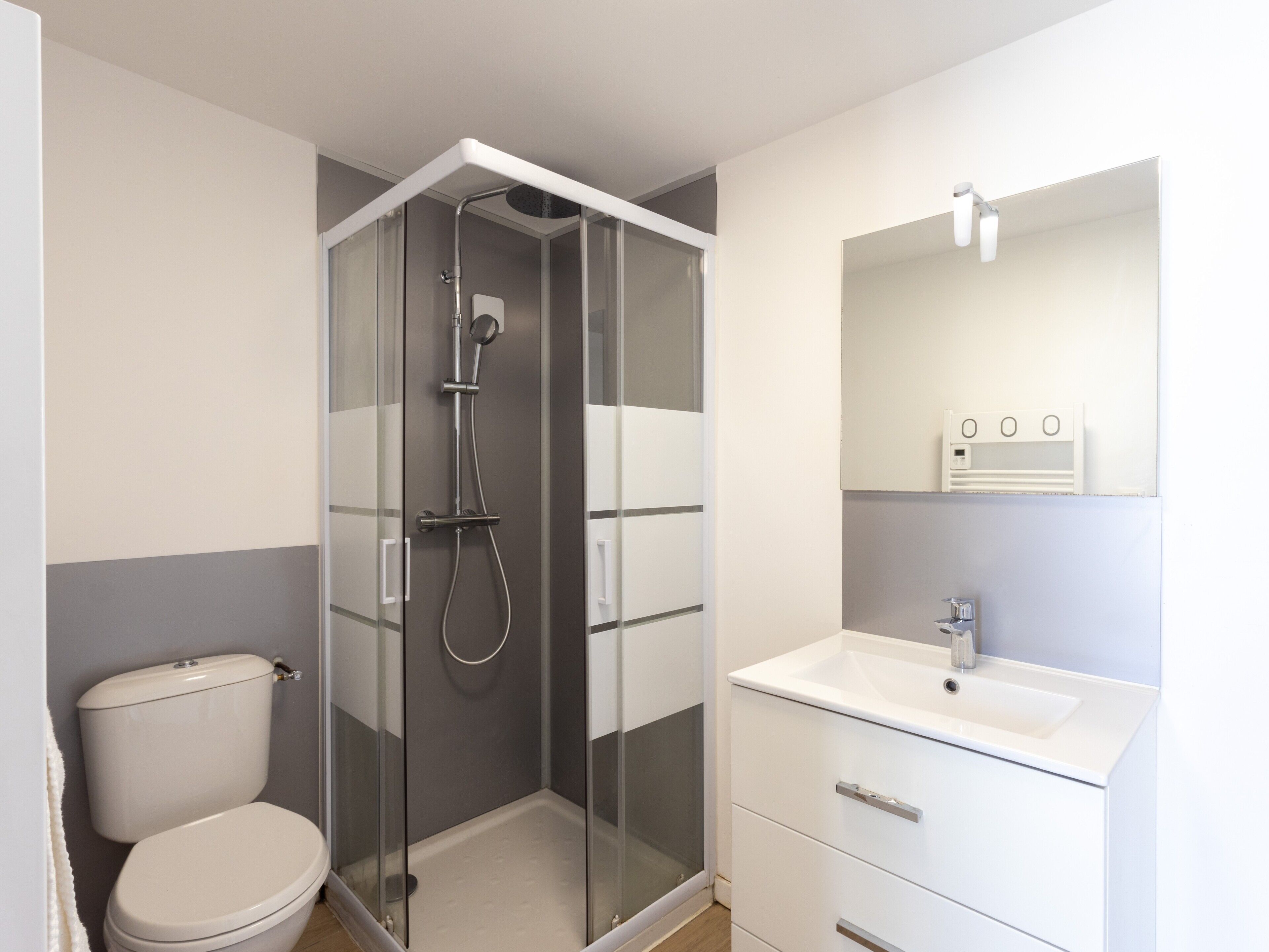 Douche, sèche-cheveux, serviettes fournies