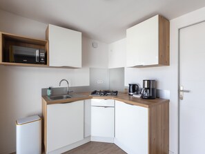 Een koelkast, een magnetron, een kookplaat