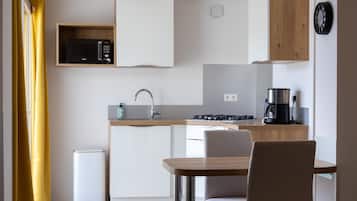 Kylskåp, mikrovågsugn, spishäll och kaffe- och tebryggare