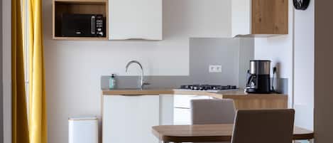 Réfrigérateur, micro-ondes, plaque de cuisson, cafetière/bouilloire