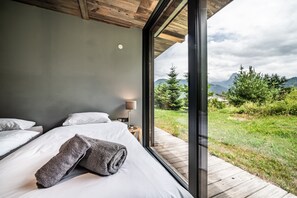 3 bedrooms, iron/ironing board, free WiFi, bed sheets - Chalet 'Bella' with Mountain View, Private Terrace and Wi-Fi (Essert-Romand)