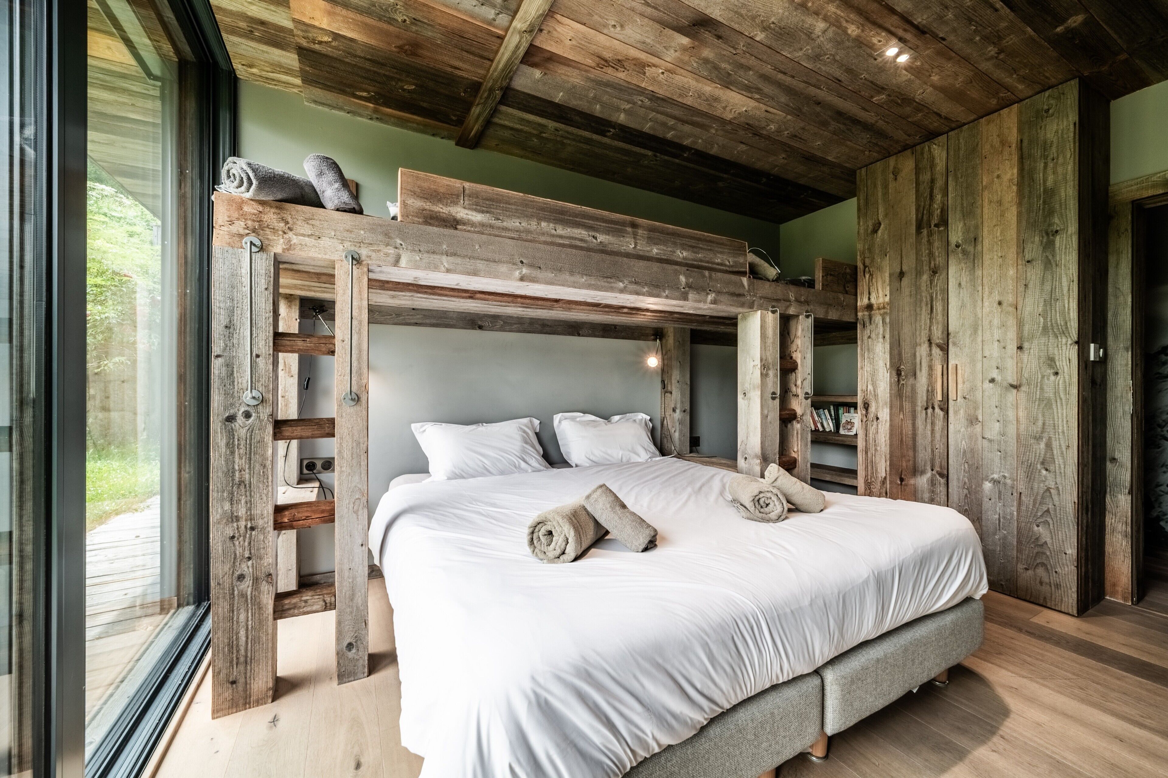 3 slaapkamers, een strijkplank/strijkijzer, gratis wifi, beddengoed