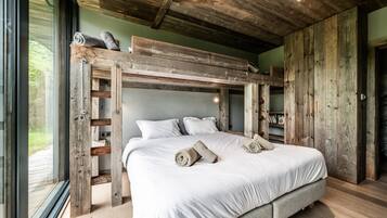 3 slaapkamers, een strijkplank/strijkijzer, gratis wifi, beddengoed