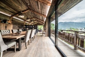 Outdoor dining - Chalet 'Bella' with Mountain View, Private Terrace and Wi-Fi (Essert-Romand)