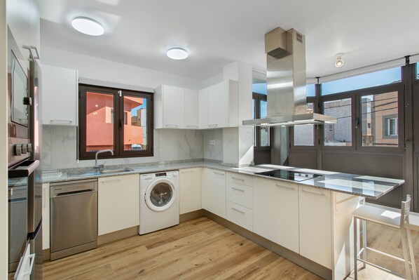 Fridge, microwave, oven, stovetop