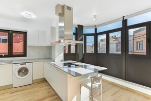 ثلاجة، ميكروويف، فرن، موقد طهي مسطح