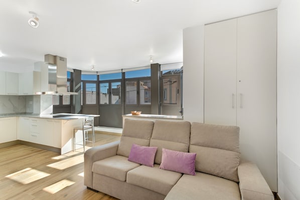 TV - Vacation 'El Faro Suite Arinaga' with Mountain View and Wi-Fi (Arinaga)