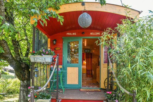 Caravan 'Roulotte De Bohême - Praline' with Shared Pool, Wi-Fi and Air Conditioning