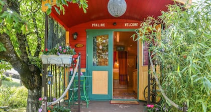 Caravan 'Roulotte De Bohême - Praline' with Shared Pool, Wi-Fi and Air Conditioning