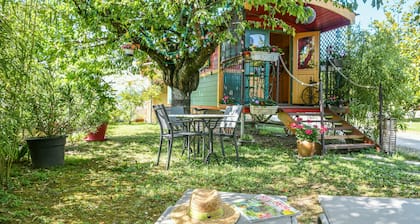 Caravane 'Roulotte De BohĂȘme - Praline' avec piscine partagĂ©e, Wi-Fi et climatisation