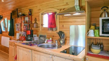 Een koelkast, een microgolfoven, een kookplaat