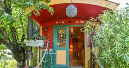 Caravane 'Roulotte De BohĂȘme - Praline' avec piscine partagĂ©e, Wi-Fi et climatisation